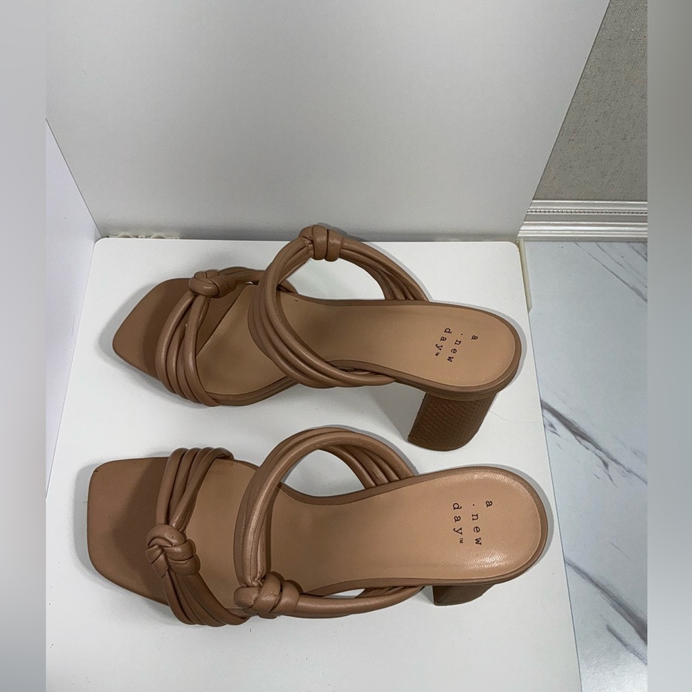Nude heel size 8.5 - Picture 2 of 4